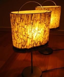 Vyberte si do ložnice lampičku, která na vás působí přirozeným a teplým dojmem...